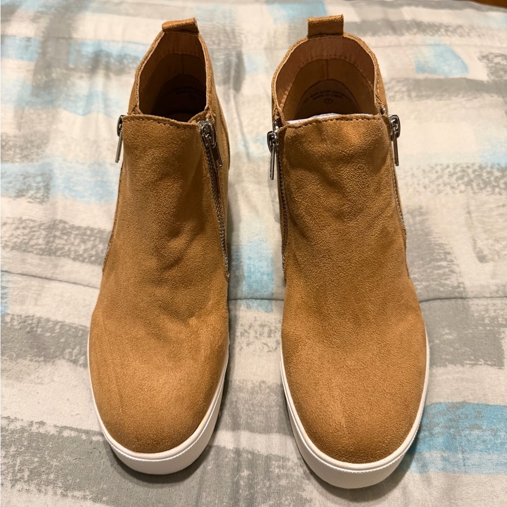 Women’s tan booties - Picture 2 of 3